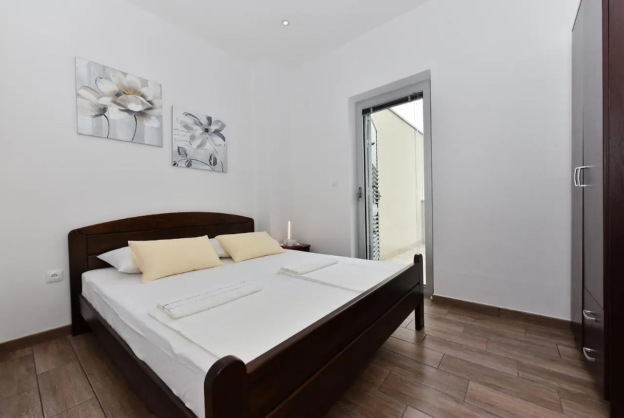 Apartmani Iva Vir 0*,  Croatia